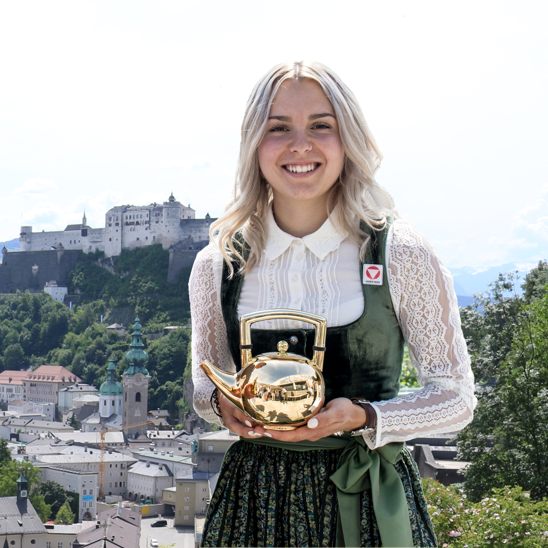 Skispringerin Chiara Kreuzer mit der Goldenen Teekanne als sympathischste Nordische Sportlerin Oesterreichs.