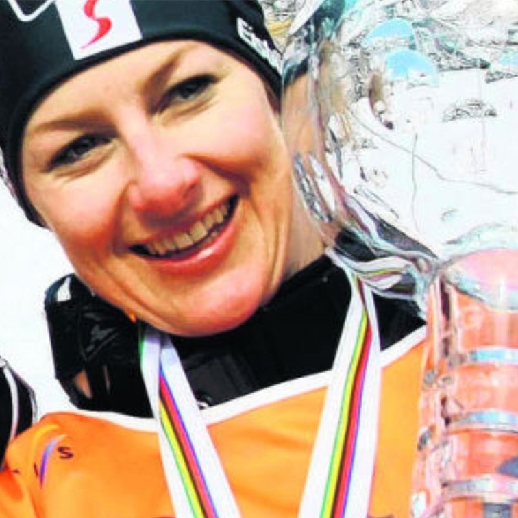 Snowboarderin Doris Guenther mit der großen Kristallkugel für den Gesamtweltcupsieg.
