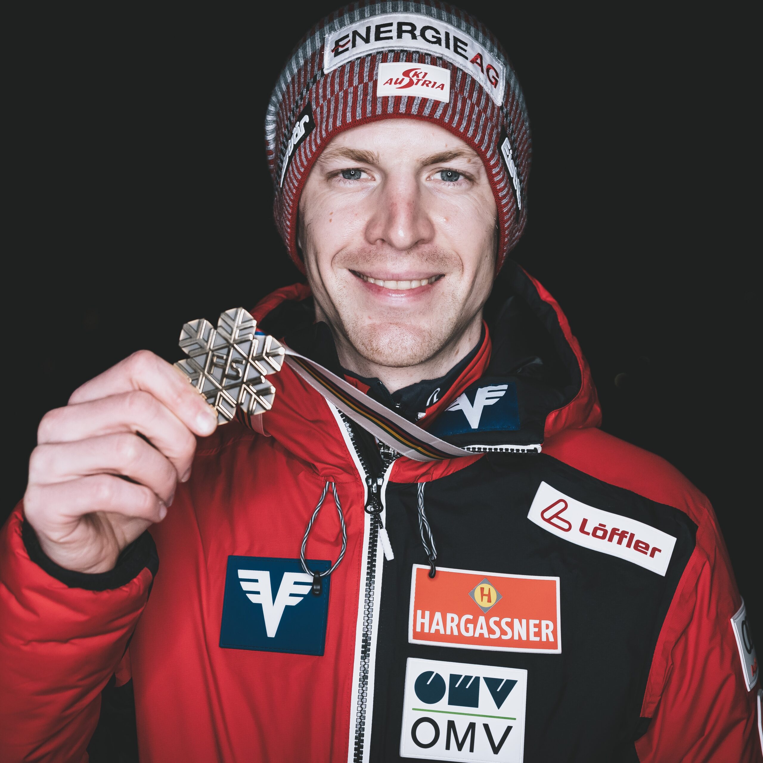 Skispringer Michael Hayboeck mit Weltmeisterschaftsmedaille in Bronze.