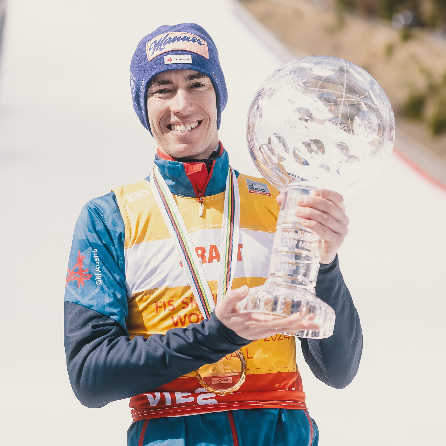 Skispringer Stefan Kraft mit der großen Kristallkugel für den Gesamtweltcupsieg.