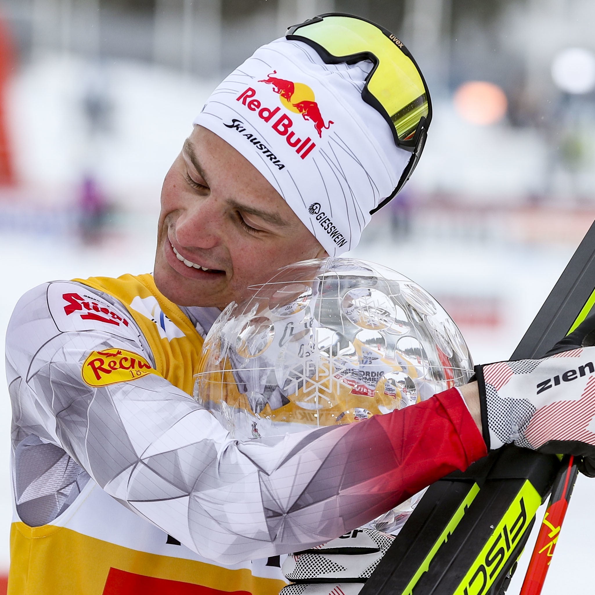 Nordischer Kombinierer Johannes Lamparter mit der großen Kristallkugel für den Gesamtweltcupsieg.
