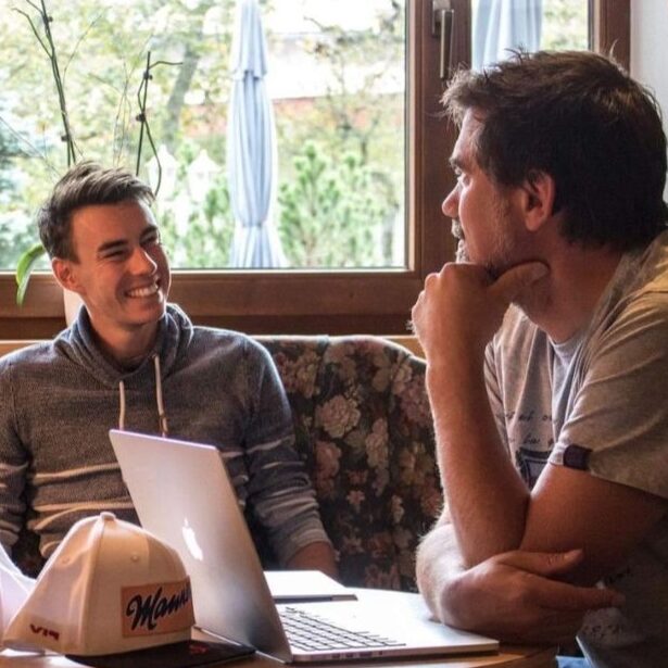 Stefan Kraft und Patrick Murnig im Coachinggespraech.