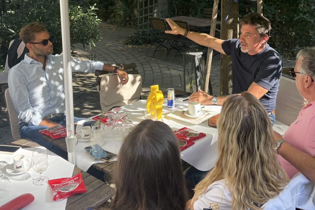 Strategischer Coach Patrick Murnig mit Zuhoerern beim Erklären waehrend eines Expertentalk.